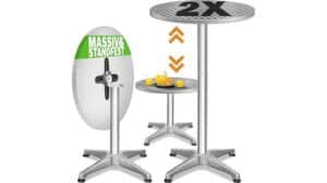 Das Casaria Bar-Tisch-Set besteht aus drei höhenverstellbaren Metalltischen – einer davon ist zur Aufbewahrung hochgeklappt, zwei weitere stehen in unterschiedlichen Höhen mit Getränken. Orangefarbene Pfeile markieren die einfache Höhenverstellung für Ihren Komfort.