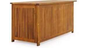 Diese rechteckige Holzbank ist eine 120 cm große Casaria Deck-Aufbewahrungsbox und verfügt über vertikale Latten an den Seiten und der Vorderseite und ist in einem mittelbraunen Farbton gehalten.