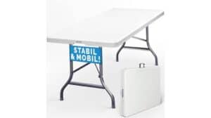 Ein Deuba Faltbarer Gartentisch mit schwarzen Metallbeinen ist im aufgebauten Zustand abgebildet, neben seiner kompakten Klappvariante mit Tragegriff. Unter der Tischplatte befindet sich ein blaues Schild mit der Aufschrift „STABIL & MOBIL!“ – ideal für jeden Garten und top in der Bewertung.
