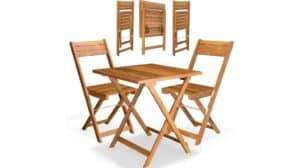 Ein klappbares Tisch-Stuhl-Set aus Holz von Deuba 101168 mit zwei passenden Stühlen. Tisch und Stühle sind sowohl offen als auch zusammengeklappt platzsparend verstaubar. Bewertung: Praktisch und platzsparend für jedes Zuhause.