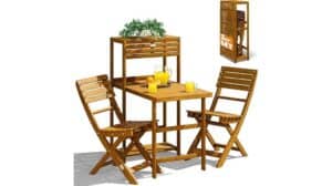 Das stilvolle Casaria Balkon-Set besteht aus einem hölzernen Bistro-Ensemble mit zwei Stühlen, einem quadratischen Tisch, einem Regal mit einer Pflanze und Gläsern mit Orangensaft; das Set ist in der oberen rechten Ecke gefaltet abgebildet. Perfekt für jede Bewertung!.