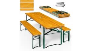 Ein rechteckiges Klapptisch-Set aus Holz mit zwei passenden Bänken und grünen Metallbeinen, gezeigt sowohl aufgebaut als auch flach zusammengefaltet, inklusive Detailansichten der Tisch- und Bankoberflächen. Perfekt bewertet von zufriedenen Kunden.